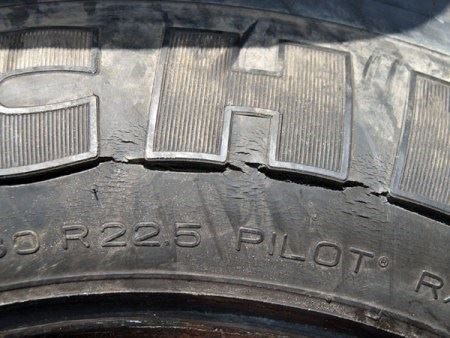 Vết phù trên mặt lốp cần thay lốp ngay để đảm bảo an toàn