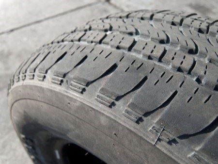 Độ chụm của bánh xe chưa chuẩn dẫn tới tình trạng lốp xổ lông