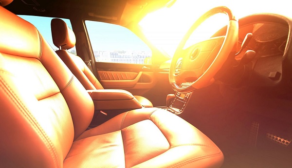 Phơi nắng xe ô tô giúp khử mùi ẩm mốc